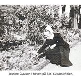 Jessine Claussen i haven 