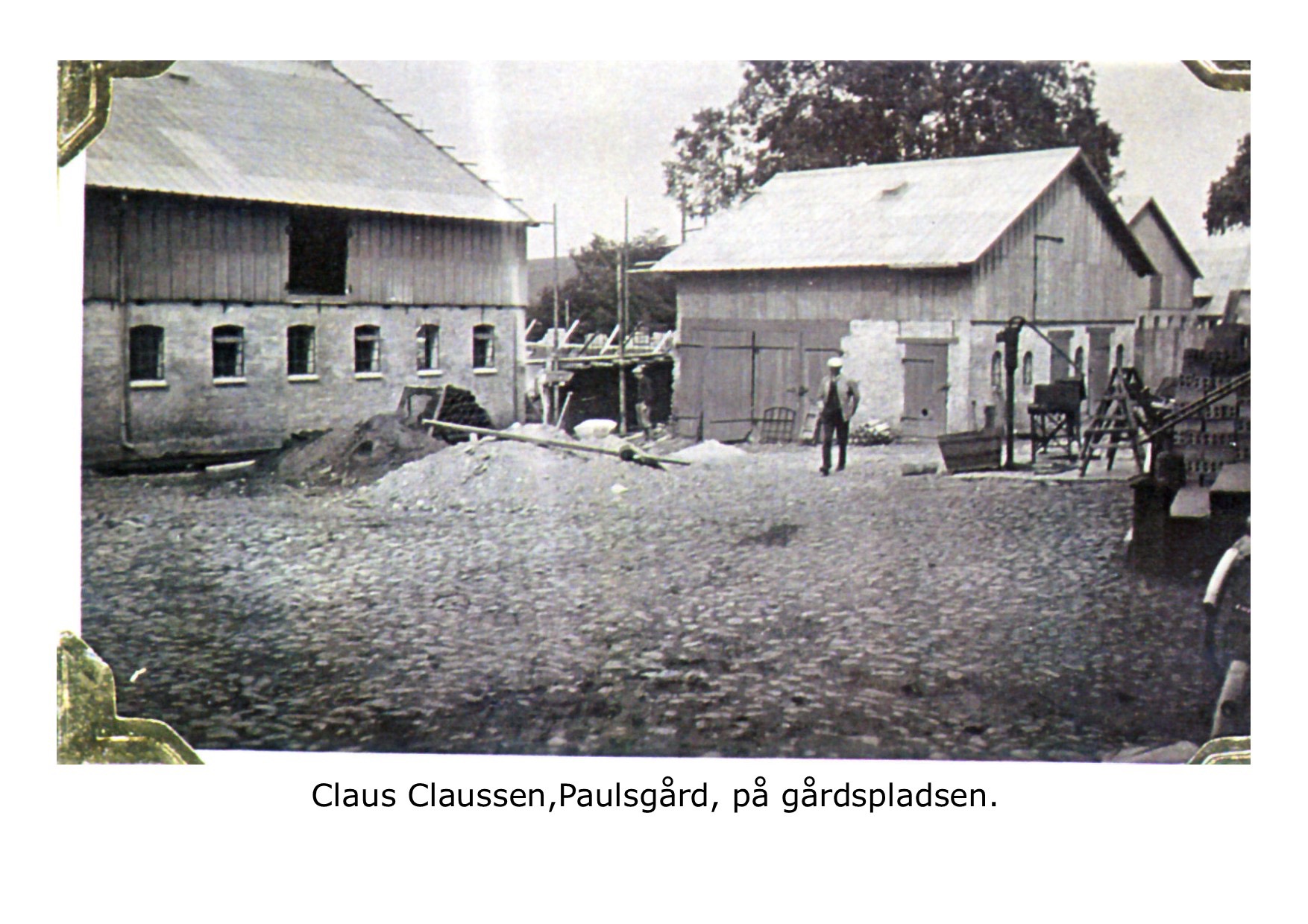 Claus Claussen på gårdspladsen 