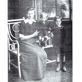 Anna Poulsen m børnnen Paul og Lise-Lotte - 1914 b