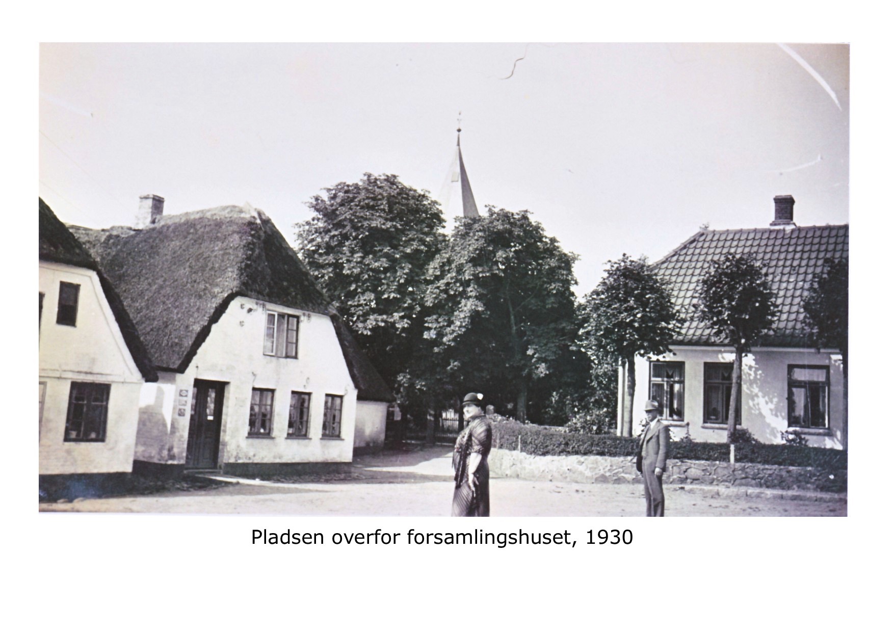 Overfor forsamlingshuset tvillingehuset-posthuset-kirken - 1930 