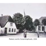 Overfor forsamlingshuset tvillingehuset-posthuset-kirken - 1930 