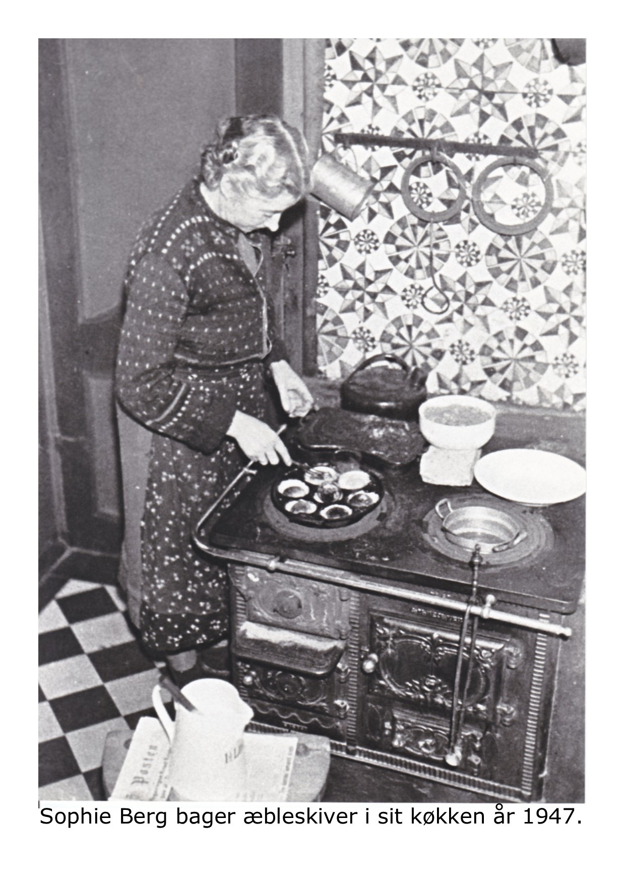 Sophie Berg i sit køkken - 1947 b