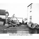 Benzintank ved Brugsen 1954 