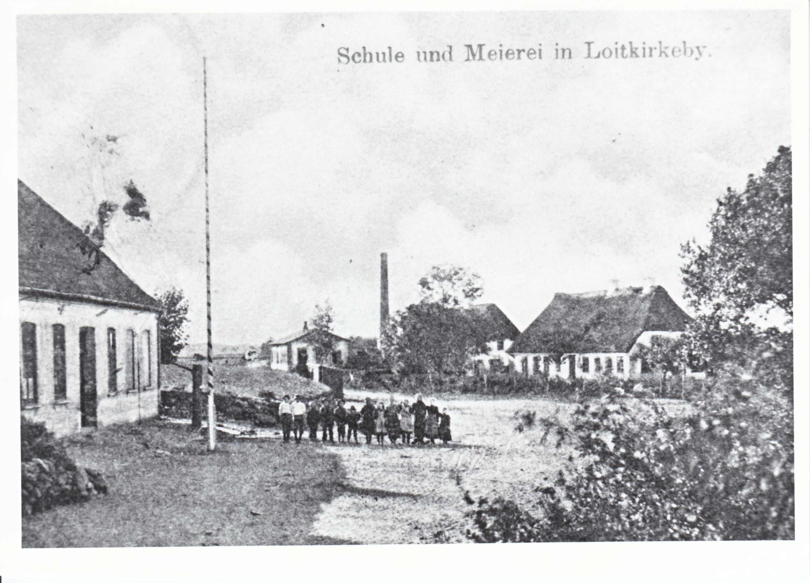 Til venstre - Lilleskole- baggrunden mejeri 1905