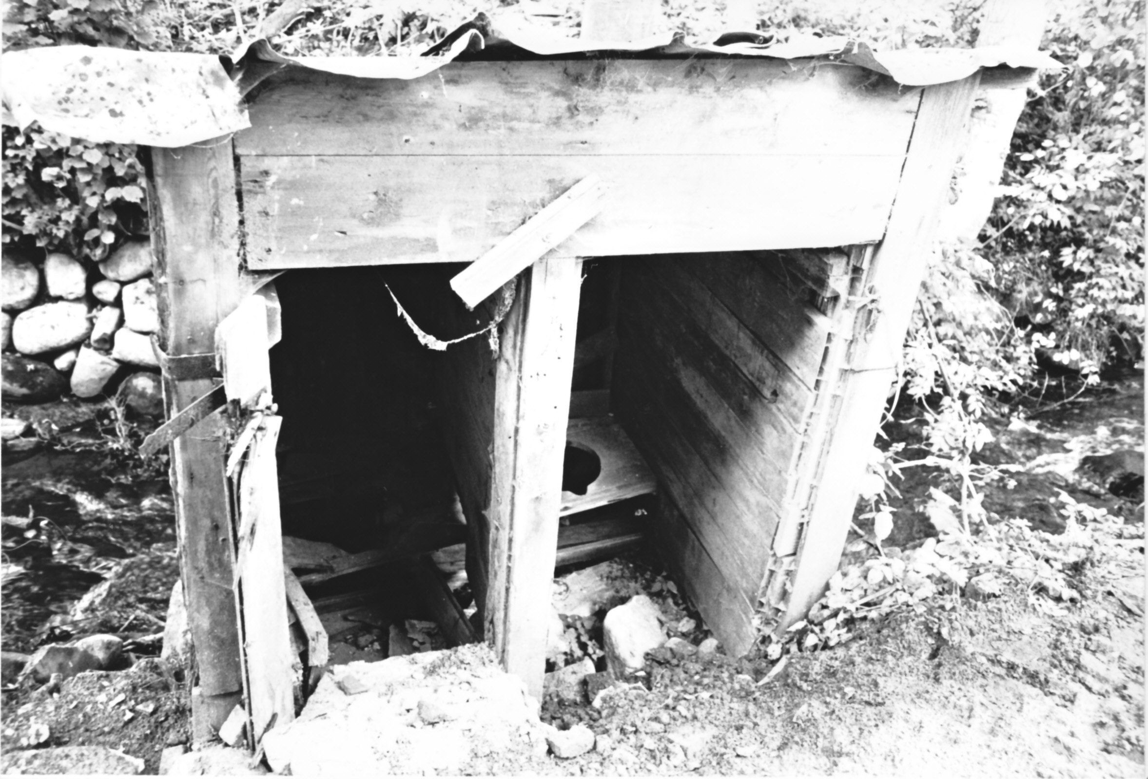 Toilet  - over bækken ved Rundemølle 1996