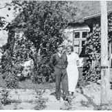 Grethe og Jørgen Warming 1937 i haven